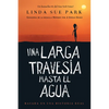 Una Larga Travesía Hasta El Agua: Basada En Una Historia Real (a Long Walk to Water Spanish Edition) - Hardcover